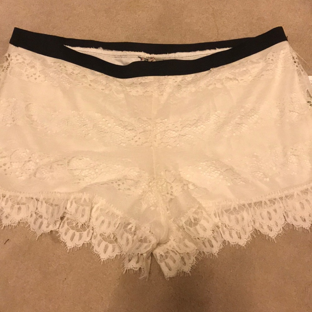 White lace Mimi chica shorts
